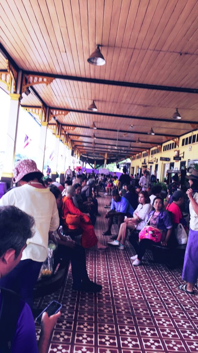 電車を待つのは駅舎から出て線路に面した待合エリア<br />様々な国から来た人達とのんびりと待ちます。