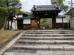 若王子神社から、哲学の道を銀閣寺方向へ。
哲学の道から少し入ったところに建つのが霊鑑寺。
臨済宗南禅寺派の尼門跡寺院。通常非公開だが、春と秋に公開される。
