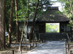 次は法然院。
浄土宗の寺院。総門から山門などは常時拝観可能だが、伽藍内は4月と11月の一部日時のみ公開される。