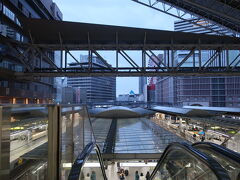 J大阪駅です。秋の紅葉狩りでも利用した
びわ湖線の始発快速に乗ります。
前回は真っ暗でしたが、今回は既に明るく
なり始めています。