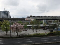 岐阜駅までは座れずでした。
約5分程歩いて名鉄 岐阜駅へ移動します。

桜が咲いてる ♪