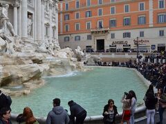 Fontana di Trevi(トレヴィの泉)

人だらけ！！でもローマに来たなら絶対行かなくちゃね。

コインを投げて、いつかまた訪問できるようお願いしときました。