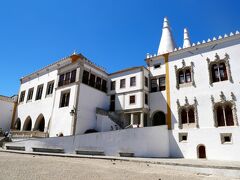 王宮の入り口を見てみると、あれれ、人がいないじゃないですか。
ふみこ「すぐ入れそうだね」
旦那「行こう、行こう」
ということで、チケット買って王宮へ！