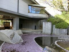 古河歴史博物館。散った桜の花びらが池に浮いてピンク色。前に来た時は入らなかったので、今回は入ってみる。大人400円。
書画や調度品、古河宿の模型など色々あったけど、鷹見泉石が遺した資料が良かった。オランダがナポレオンに占領されたことを出島のオランダ人が隠していて、その情報をロシア経由で入手したことなどが興味深かった。
