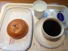 電車に乗る前に、駅ビル1Fのヴィ・ド・フランスで一服。桜あんぱん170円とコーヒー300円。桜あんぱんは中身が桜あんで美味しかった。
次回は寝坊しないようにして、もう少し先に進みたい。