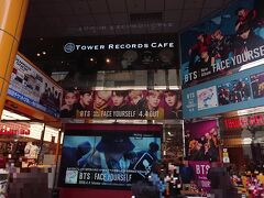 東京・渋谷【タワーレコード 渋谷店】のBTSの写真。

2018/4/4(水)に、韓国の人気男性グループのBTS (防弾少年団)が
ニューアルバム「FACE YOURSELF」をリリースするので
渋谷の街中に彼らの広告が貼られ、あちこちでファンが写真を
撮っています。本当に大人気ですね～( *´艸｀)

BTS (防弾少年団) ニューアルバム「FACE YOURSELF」発売記念！

タワーレコード 渋谷店にて店頭企画開催決定!! 
4/4(水)にニューアルバム「FACE YOURSELF」をリリースする
BTS (防弾少年団)との店頭企画の開催が決定!!
タワーレコード渋谷店がBTS (防弾少年団)を大プッシュします!! 

【商品パッケージ先行公開】
発売前にいち早くニューアルバムの商品パッケージがご覧いただける
先行公開展示を行います！ 

＜展示期間＞
2018年3月27日（火）～2018年4月9日（月） 