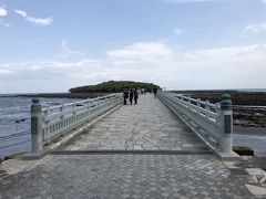 駅前の通りを海に向かって歩いて行くとやがて青島が見えて来ます。
今回青島に来たのは宮崎駅から近くてアクセス良さそうだからと言う軽いノリでやって来ています。
島にはこの弥生橋を渡って行きます。