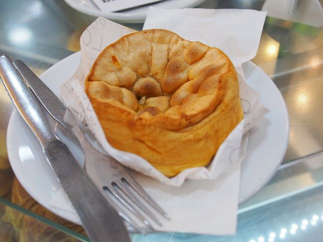 とりあえず朝食代わりに、<br />カフェでカステラの元になったパン・デ・ローを頂きます。<br /><br />うーん甘い。