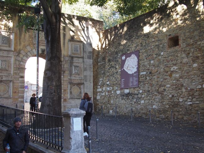 さて本日はリスボン市内の高台にそびえ立つ、<br />サン・ジョルジェ城にやってきました。<br /><br />ロシオ広場から、てくてくと歩いていきましたが、<br />結構な坂道で良い運動になります。