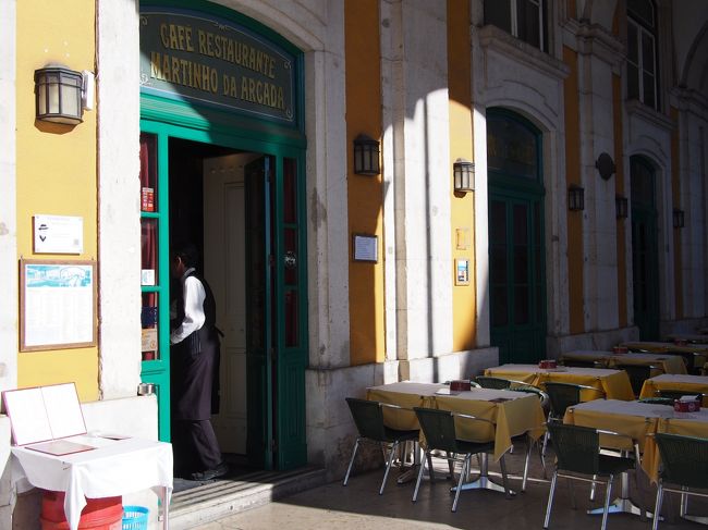 さて昼食です。<br /><br />コメルシオ広場にある老舗カフェ<br />「マルティーニョ・ダ・アルカーダ（martinho da arcada）」<br />へやってきました。