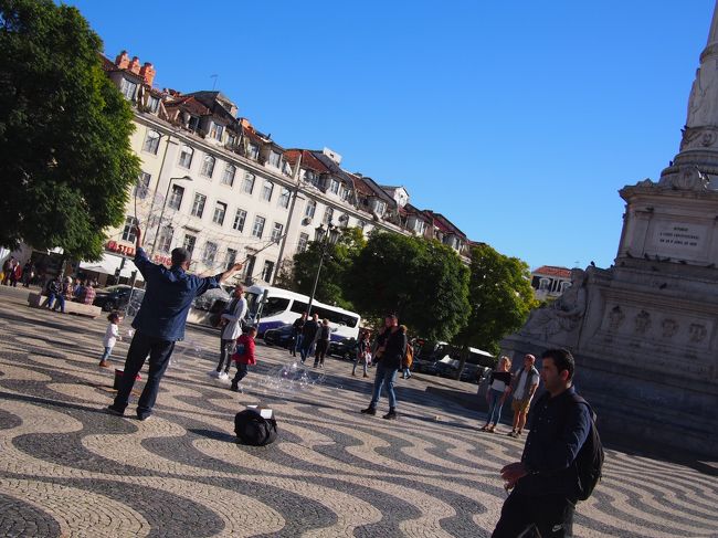 ロシオ広場に戻り日向ぼっこ。