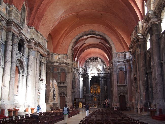 ロシオ広場に近い、名前のわからない教会。<br />すごくステキでした。<br /><br /><br />さあ名残惜しいですが、<br />そろそろリスボンを離れてポルトへ向かう時間です。