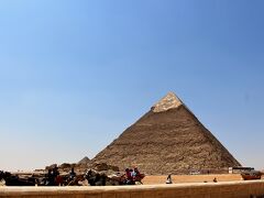 カフラー王のピラミッドの上部は金箔の名残です。
建築当時は金箔を貼ってたそうです。