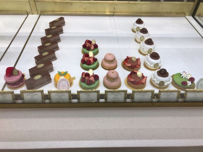 表参道 青山限定スイーツを求めて 18年3月22日にパリ発のサロン ド テ Laduree ラデュレ 青山店がオープン 大好きなラデュレ のマカロンやアフタヌーンティーセットをいただきました ラデュレ 青山店限定メニュー お値段 18年4月より ピエール