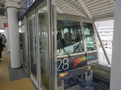 無人運転の「ゆりかもめ」に乗り、台場駅から新橋駅に移動しました。