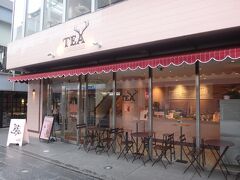 東京・表参道『ラ・ポルト青山』1,2F【ALFRED TEA ROOM】

2017年10月31日にオープンした【アルフレッド ティー ルーム】
青山本店の写真。

LAにあるカフェが日本初上陸です。ボバ（タピオカ）ドリンクなど。

ピンクの外観で女子ウケ。隣には何度か載せている
【ELLE cafe Aoyama （エル カフェ アオヤマ）】があります。
どちらも人気店！！

＜営業時間＞
9:00～21:00

http://www.alfredtea.jp/