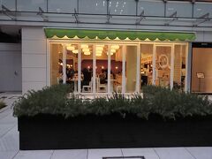 東京・表参道【LADUREE】

2018年3月22日にオープンしたパリ発のサロン・ド・テ【ラデュレ】
青山店の写真。

テラス席もあります。