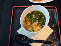 シップは定刻より少し早く、羽田空港に到着しました。

今回、かみさんと子供たちは春休みということもあって、先に帰省していました。なのでラウンジで合流です。こちらはラウンジの朝のメニュー、だし茶漬け。優しいお味で朝食にはもってこいです。