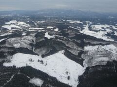 　秋田空港はこんな山の近くにある。