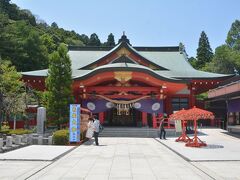 宮城縣護国神社です。明治以降、陸軍の駐屯地や司令部は江戸時代の城に建てられることが多かったため護国神社はお城と付き物のようになってますね。お参りします。