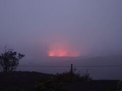 続いて、このツアーのメインである『キラウエア火山』内にある『ハレマウマウ火口』からの噴火見学です。