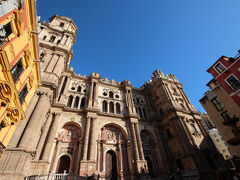 広場の目の前に聳えたっているのは、マラガ大聖堂（エンカルナシオン大聖堂、Catedral de la Encarnacion de Malaga）です。