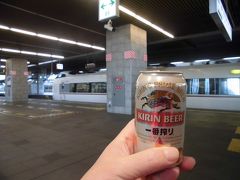 大阪駅から北陸へ余裕を持ってきたので、ホームで時間つぶしです

停車中の電車は　一本前のサンダーバードです。