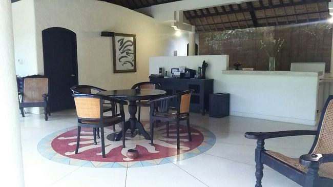 息子はまだ夢の中なのでリビングをパチリ。<br /><br />蚊がいたので、蚊取り線香を持ってきてもらい、<br />ついでにランドリーもお願い。<br /><br />ランドリーはリビングの箱に入れて記入するスタイル。<br />朝10時までに出すと夕方届けてくれます。<br />その他エキスプレスで5時間以内もありました。<br /><br />ヴィラの周りにランドリー屋さんが沢山あるので<br />そちらの方が確実にお手頃プライスだと思いますが、<br />子連れ、バアバ連れなので無理しません。