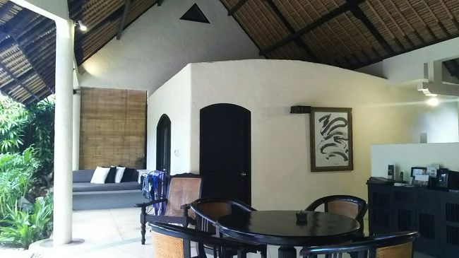 リビングの両脇に寝室＆バスルーム、カバナ。<br /><br />結構な割合でトッケイさんが隠れています。