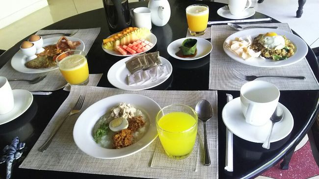 そうこうするうちに朝ご飯。<br /><br />息子を起こしていただきます。