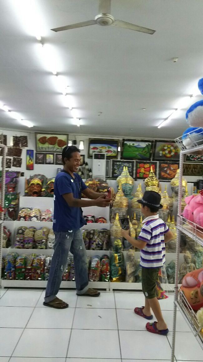 真剣に凧を選ぶ私。<br />凧そっちのけで遊ぶ息子。<br /><br />雷の音が出る筒におおはしゃぎ。<br />買いませんよ～