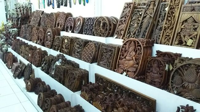 このお店、問屋さんぽくて色々売ってました。<br /><br />結局派手な鷲のような凧に決め、<br />目的地に向けて出発。<br /><br />この日の目的地はクサンバです。<br />クサンバの塩は有名で、街のおしゃれなお店でも<br />売ってますが、今回は息子に塩作りの工程を見せたいという私の我儘。<br /><br />付き合ってくれたバアバ、ありがとう。<br />車を１時間ちょっと走らせると