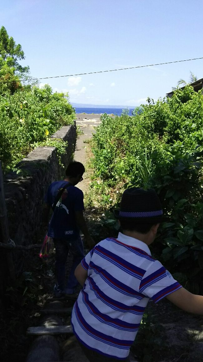 こんな細い路地を通っていくと