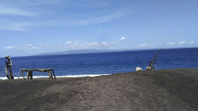 目の前は海。<br /><br />砂浜の小さな小屋で塩を購入できます。<br />塩作りの工程も説明してもらいました。