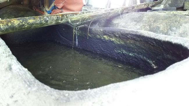 抽出された水をバナナの根で作った大きなカメに溜めて