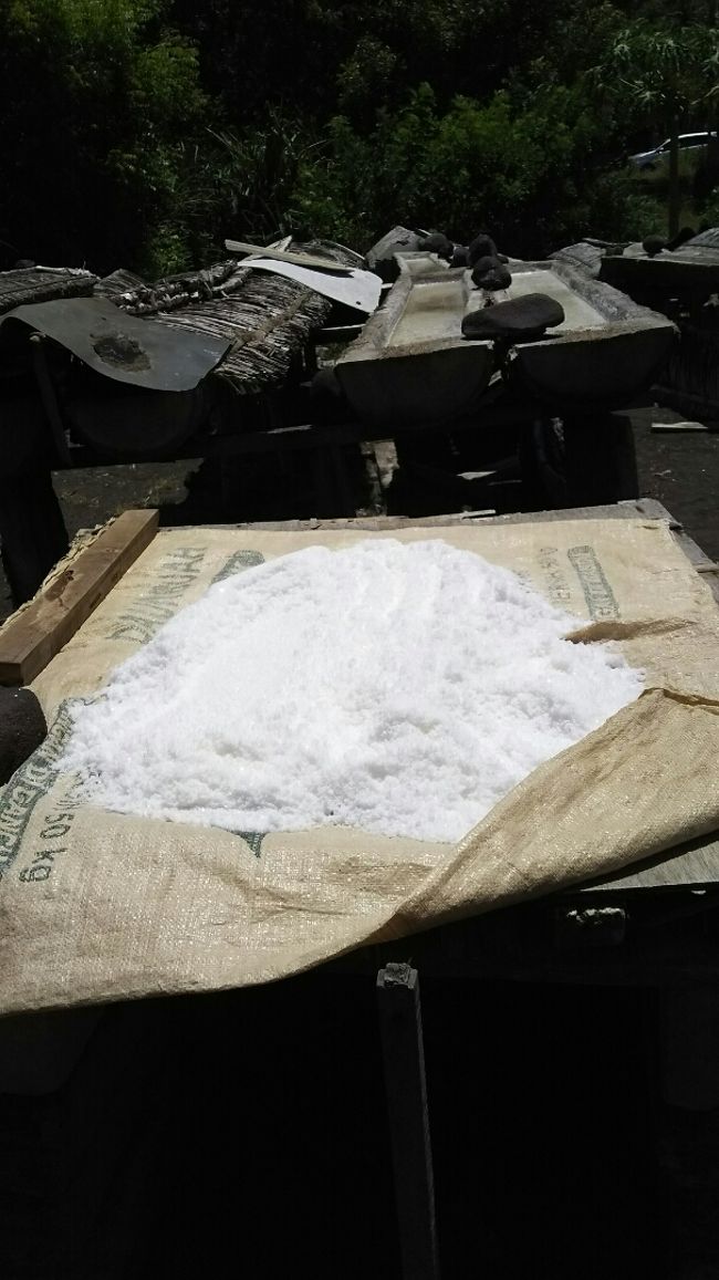 更に仕上げて輝く塩の出来上がり<br />結晶が太陽に輝き綺麗です。<br /><br />感動する私とバアバをよそ目に<br />息子はアモさんと凧あげ。<br /><br />はい、喜んでもらえて良かったです。<br /><br />塩を少し味見をさせて頂くと、マイルドでとても美味しく、<br />２キロ＋小分けの袋を買いました。<br /><br />