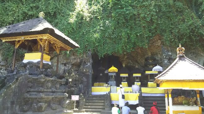 無事塩も買えました。<br /><br />さて次はどうしよう。<br /><br />そうそう、この近くにバリ島６大寺院の一つが<br />あるではありませんか。<br /><br />迷わずゴー<br /><br />数分で着いたのが、ゴア・ラワ寺院。<br />コウモリの洞窟で有名なお寺です。<br /><br />龍のオブジェがあちこちに。<br /><br />有名な寺院ですが、立地のせいか、観光客は<br />私達ともう１組だけでした。<br /><br />静かで空いていて、ゆっくり説明を聞く事ができました。<br /><br />観光客の立ち入りは、写真右に写っている社の手前くらいまでなら<br />マナーとしてＯＫだそうです。