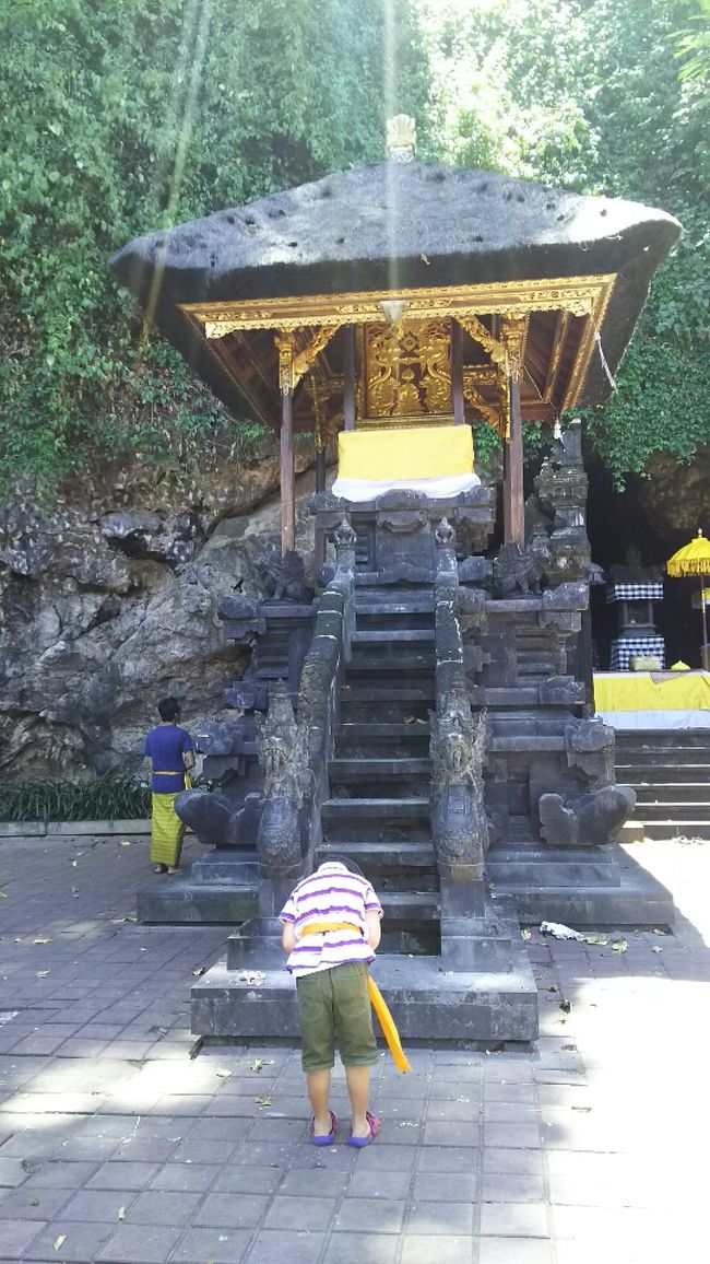 なんとなく感銘を受けたらしい息子。<br /><br />敬虔な気持ちになった後は