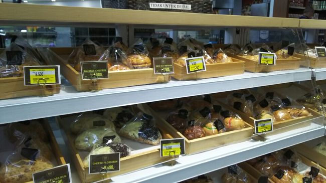 美味しそうなパンコーナーで