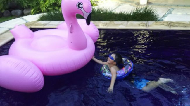 お買い物で満足した後はヴィラに送ってもらいました。<br /><br />アモさんお疲れ様でした～。また明日お願いします。<br /><br />外出をして汗をかいたので、私と息子はプールにどぼん。<br />バアバはクリームバスをしに、ヴィラの車でスパに<br />向かいました。<br /><br />ものすごーく気持ち良かったそうです。<br /><br />そんな感じで夕方はそれぞれリラックスタイム。<br />やがて日も傾きディナータイム。