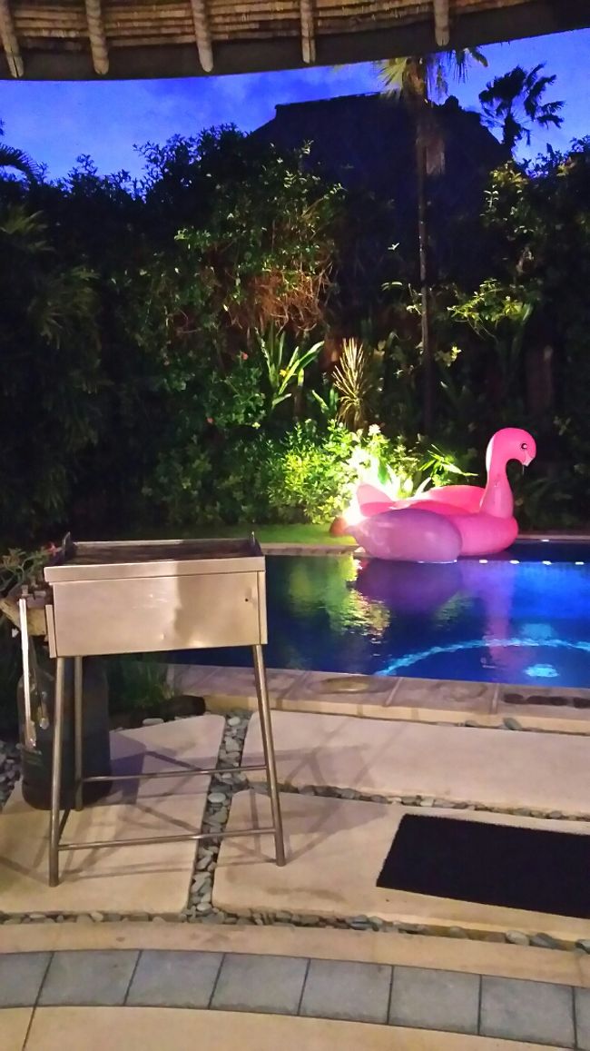 この日はヴィラでのＢＢＱをお願いしていました。<br /><br />時間になって、シェフとウエイターさんが登場。<br />