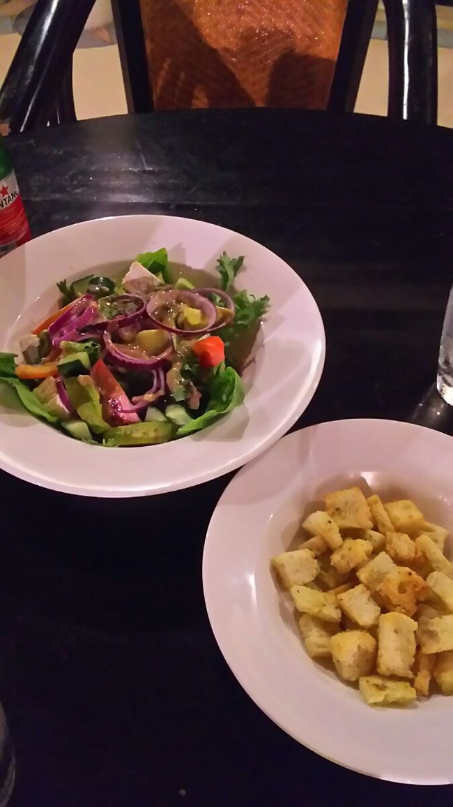 グリーンサラダのドレッシングがこれまた美味。