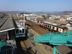 相老駅で、右に停まっているわたらせ渓谷鐵道の桐生行きに乗り換える。

先ほどの赤城駅は、わたらせ渓谷鐵道の大間々駅と歩けるほどの距離なので、当初大間々駅への乗り換えを考えていた。
ところが、どうしても接続がうまくいかない。
で、もう少し調べてみると、この駅で両線の電車が接続を取っていることがわかった。
