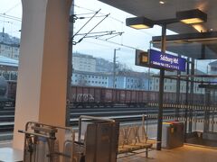 3月5日の朝です。おはようございます。ぐーてんもるげん。

なんだか寒いなぁ、と目覚めると、ザルツブルク中央駅でした。オーストリア！！今回は降りませんが、次回はぜひ訪れたい街です。