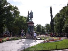 初夏のエスプラナーディ公園は花と緑に溢れて美しいです。中央部にあるルーネベリ像前。