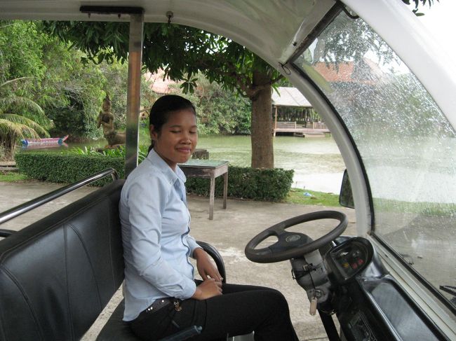 カンボジア文化村<br />有料カートで場内を散策