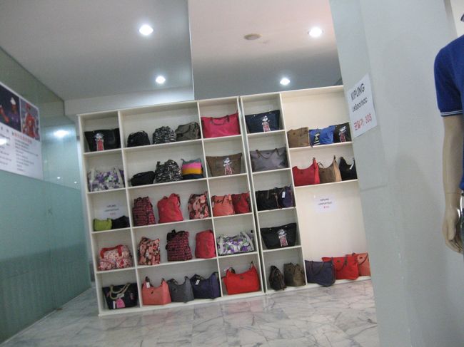 カンボジア文化村<br />コピー商品、右側の壁に貼ってある文字を見たらK文字だったので明らかにお客は半島人であろう。<br />PHOT禁止の表示があったがコピー商品を販売していたので敢て公開。