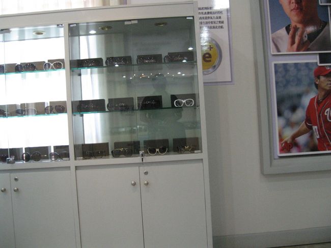 カンボジア文化村<br />コピー商品、右側の壁に貼ってある文字を見たらK文字だったので明らかにお客は半島人であろう。<br />PHOT禁止の表示があったがコピー商品を販売していたので敢て公開。