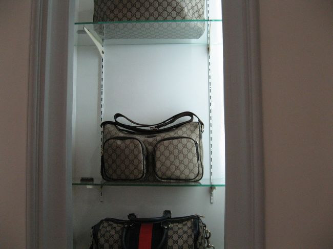 カンボジア文化村<br />コピー商品、右側の壁に貼ってある文字を見たらK文字だったので明らかにお客は半島人であろう。<br />PHOT禁止の表示があったがコピー商品を販売していたので敢て公開。