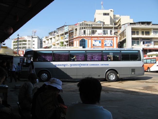 中央市場そばのバスターミナル